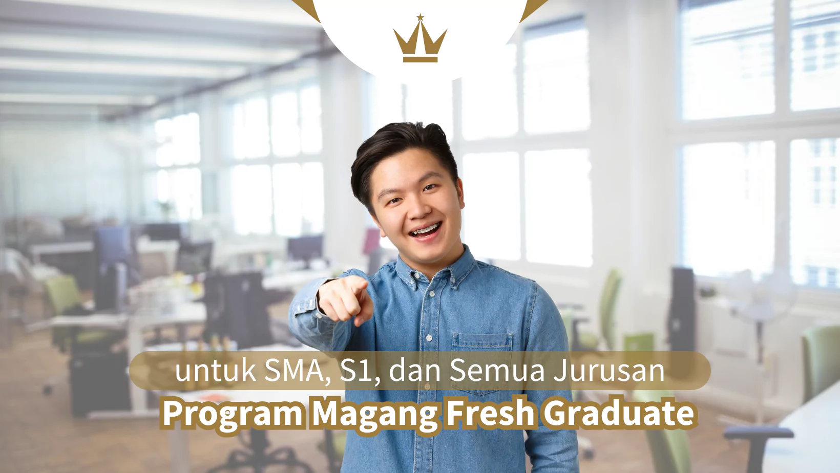 Ilustrasi seorang lelaki asia sedang menunjuk ke arah kamera dengan latar belakang kantor magang untuk fresh graduate.