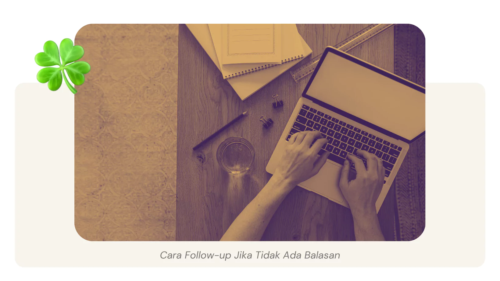 Foto kedua tangan seseorang yang sedang mengerjakan sesuatu di laptop di atas meja.