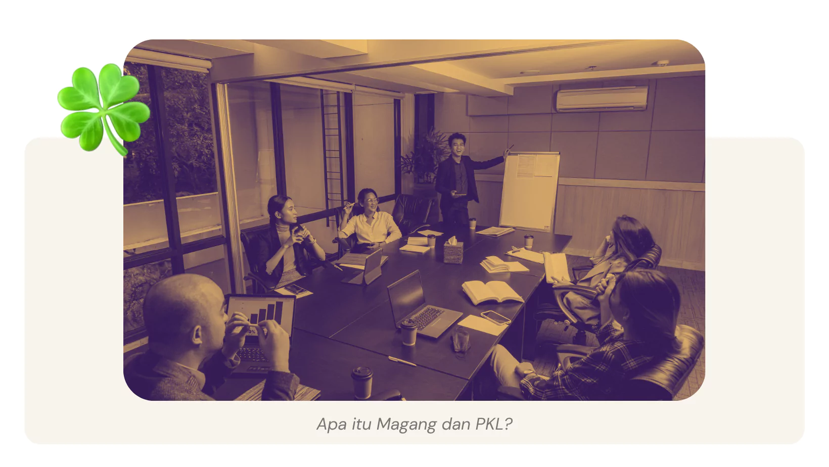 Sekumpulan pekerja yang sedang membahas proyek di ruangan rapat