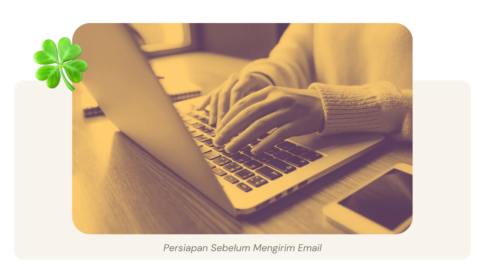 Foto kedua tangan seseorang yang sedang mengerjakan sesuatu di laptop.